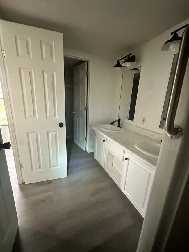 Building Photo - 3-bed/2-bath on 1 acre!