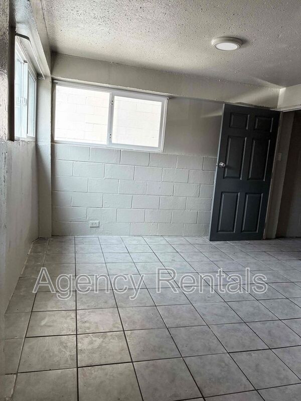 Building Photo - 938 Owen St