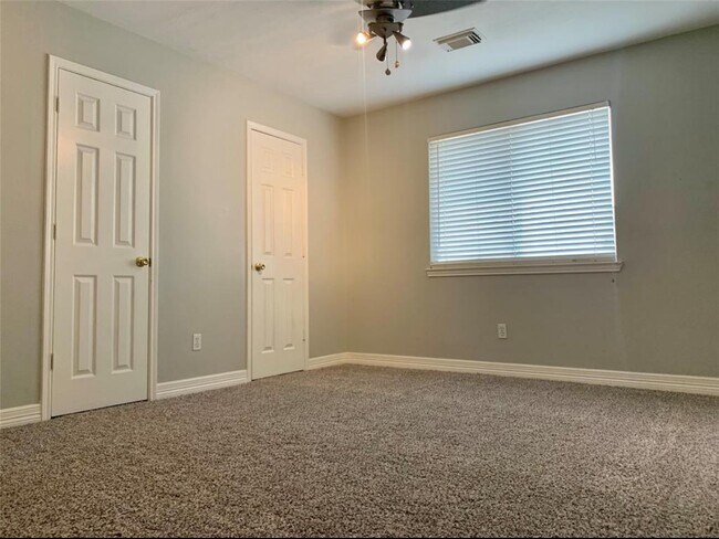 Building Photo - 10918 S Falls Terrace