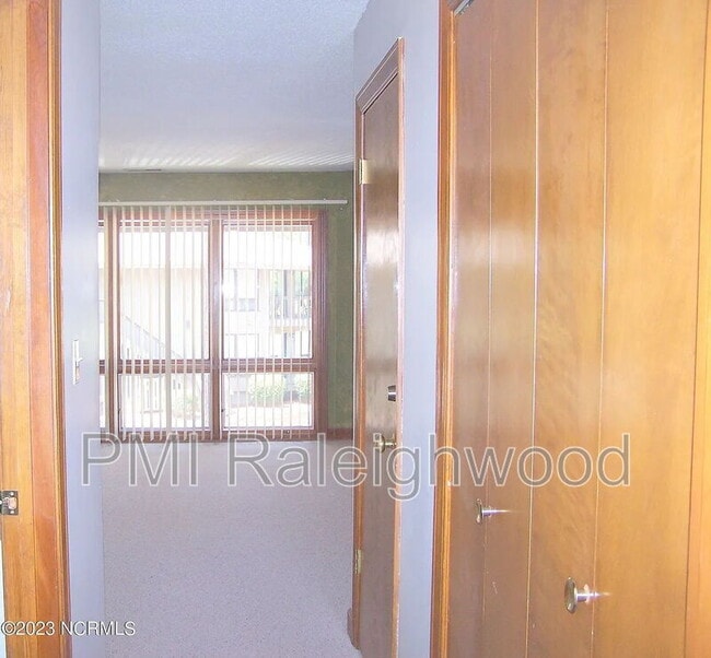 Building Photo - 220 Foxkroft Dr