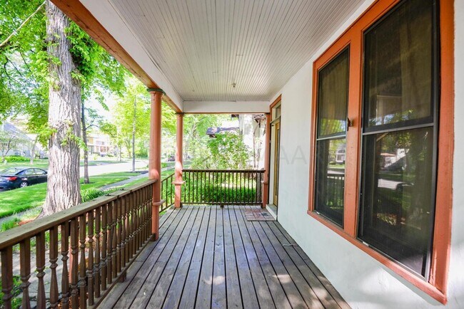 Building Photo - APPLICATION PENDING -- Gorgeous and spacio...