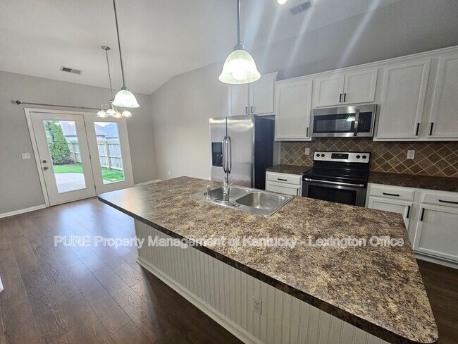 Building Photo - 688 Estrella Dr