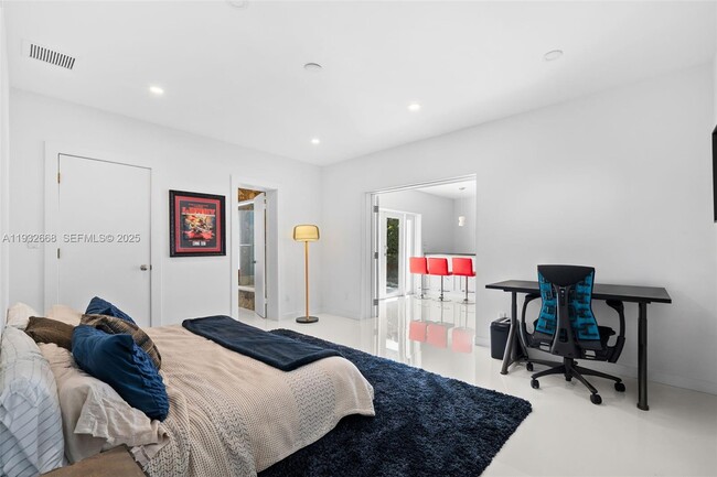 Building Photo - 5055 N Bay Rd