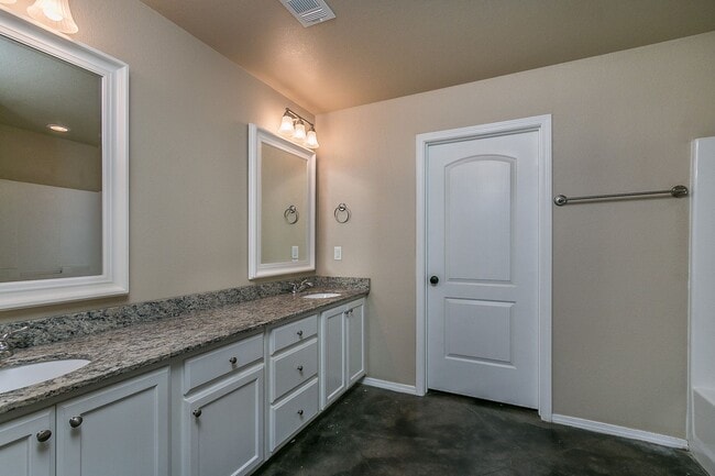 Building Photo - Two Bedroom Townhome in Tradewinds