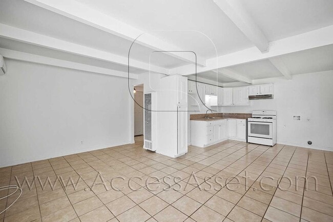 Building Photo - Charming Downstairs 2 Bed/1 Bath Unit With...