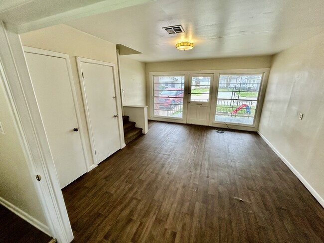 Building Photo - 427 S Center Ave