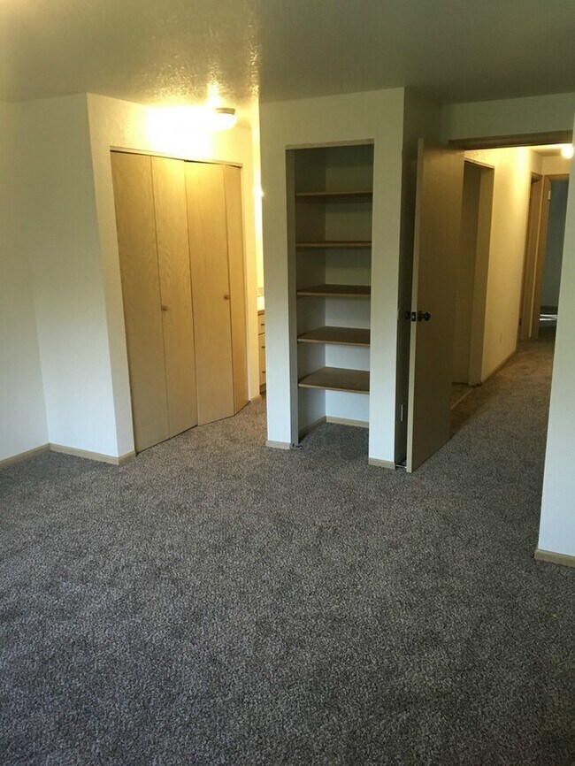 Building Photo - 2bdr 2bath duplex Mid Tacoma w/ one car garage