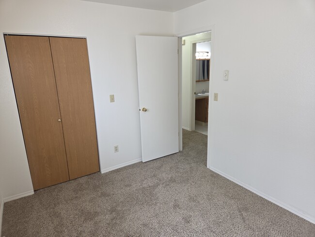 Building Photo - 2407 E Dalke Ave