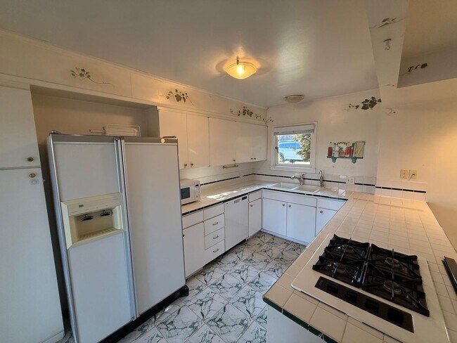 Building Photo - 2466 Montavista Pl W
