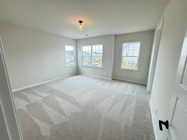 Building Photo - Built in 2024 End Unit with very convenien...