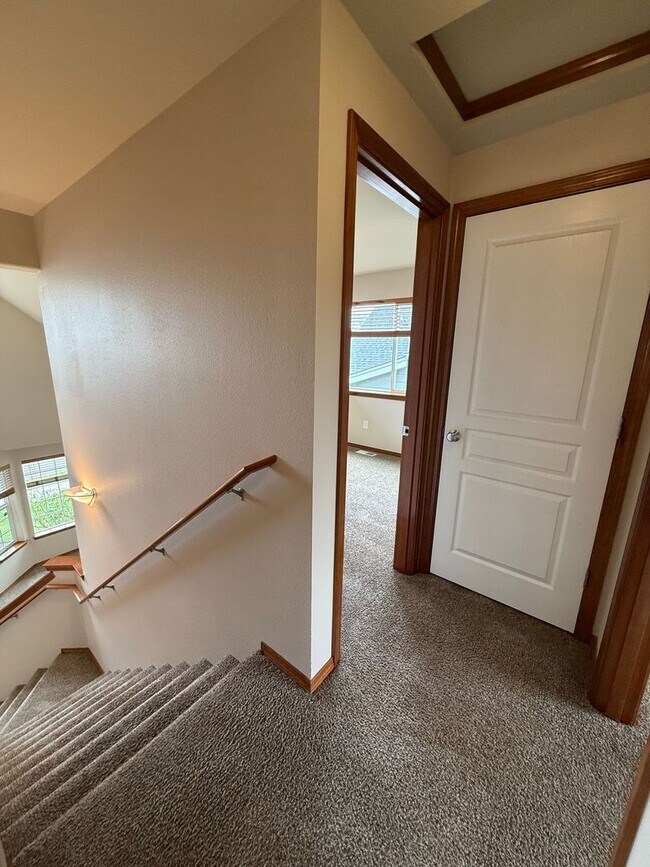 Building Photo - Beautiful 4 Bedroom in the Hidden Lake Community!