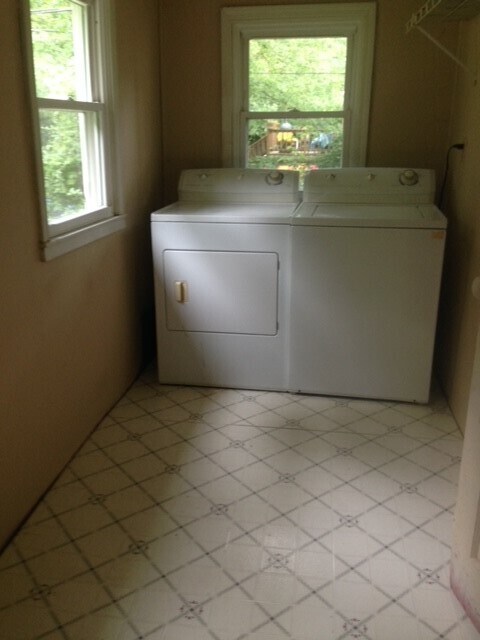 laundry with washer/dryer - 210 E Vermilya Ave
