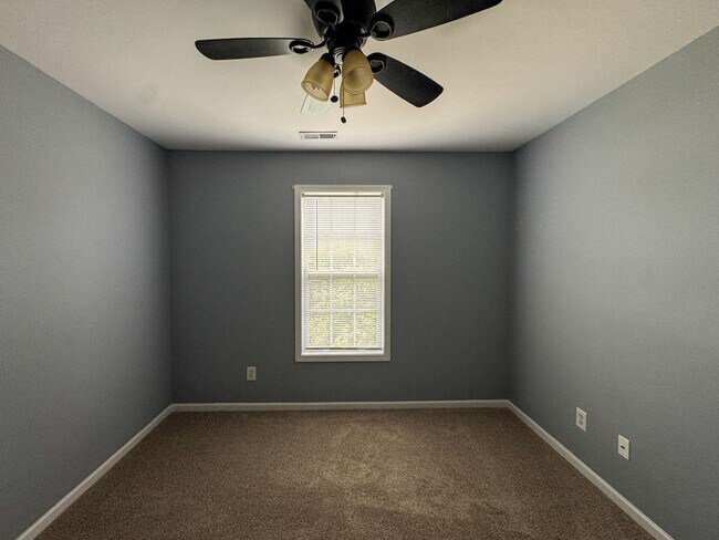 Building Photo - Spacious 3 Bed 2.5 Bath Home with Fenced Backyard