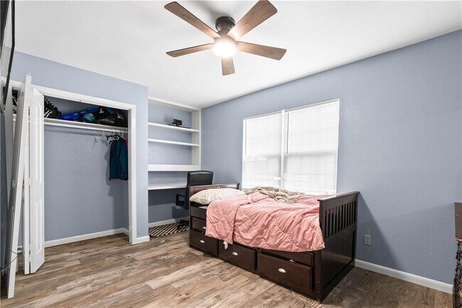 Building Photo - 607 E 11th St