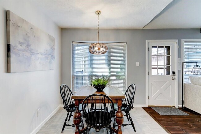 Building Photo - 9738 Derrik Dr