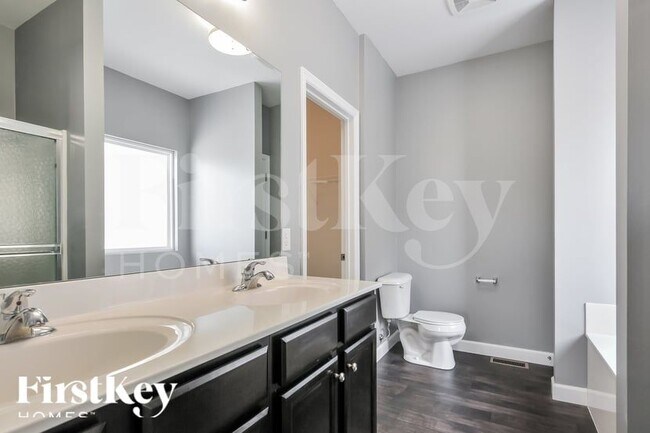 Building Photo - 221 Lonepine Dr