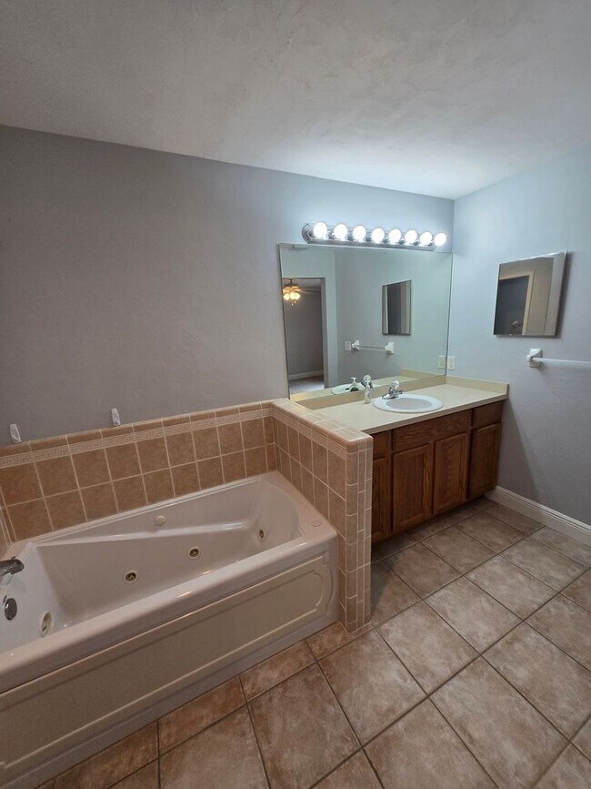 Building Photo - 3BR/3BA Two-Story Quad – Prime Location & Move-In Ready!