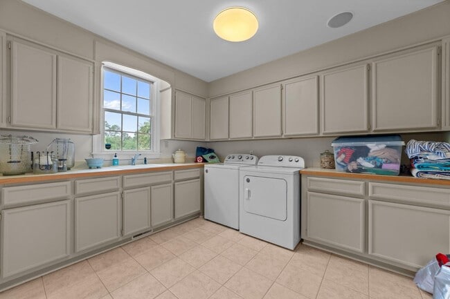 Building Photo - 450 Cox Rd