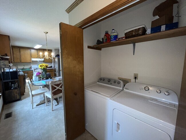 Building Photo - 49 Bay Springs Ct