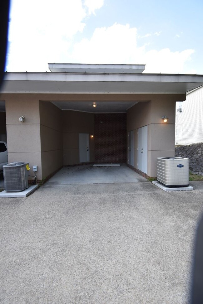 Building Photo - Large 2 Bedroom Condo For Rent Near Historic Downtown Clarksville!