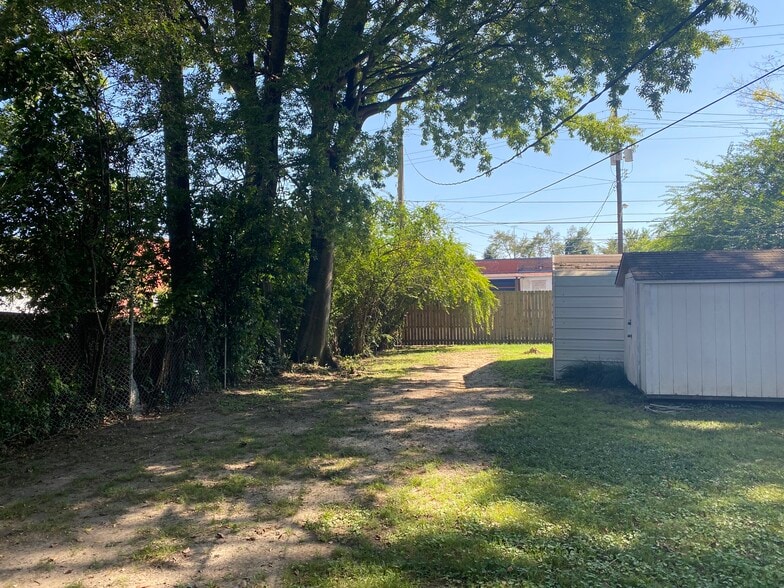Backyard with storage - 1263 Agnes Pl