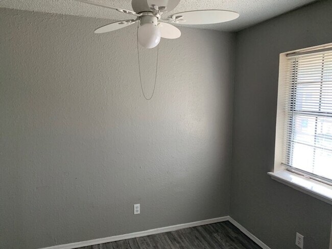 Building Photo - 2 Bedroom Townhome