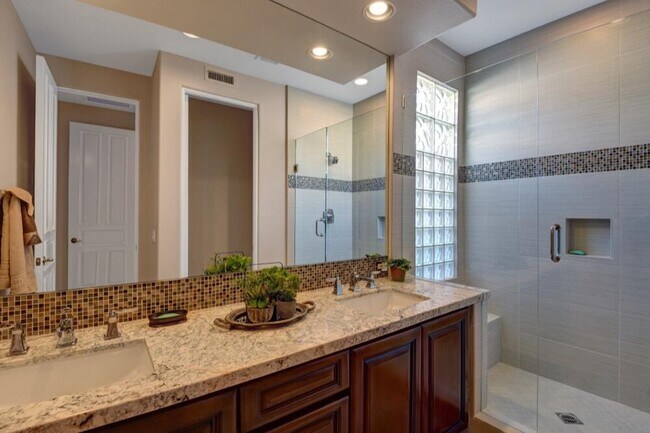 Building Photo - 348 Tomahawk Dr