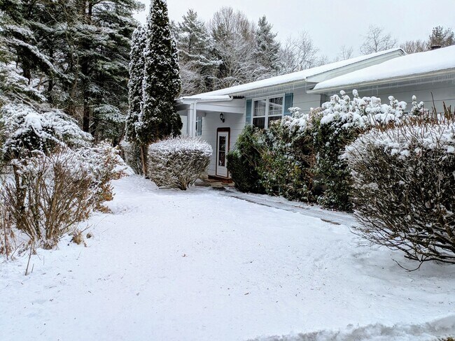 Building Photo - 1606 Daniels Run Rd NE