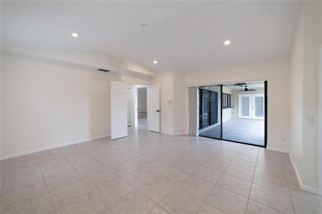 Building Photo - 1260 NW 101st Ave