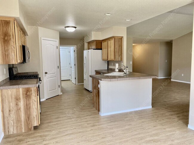 Building Photo - Single-Level home in NE Redmond with fenced backyard!