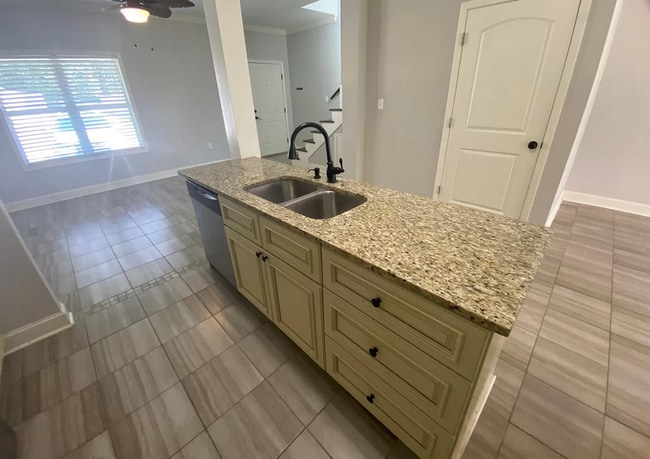 Building Photo - 3 Bedroom/2.5 Bath