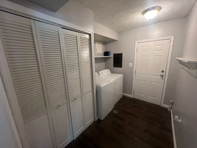 Building Photo - 9433 Sylvia St