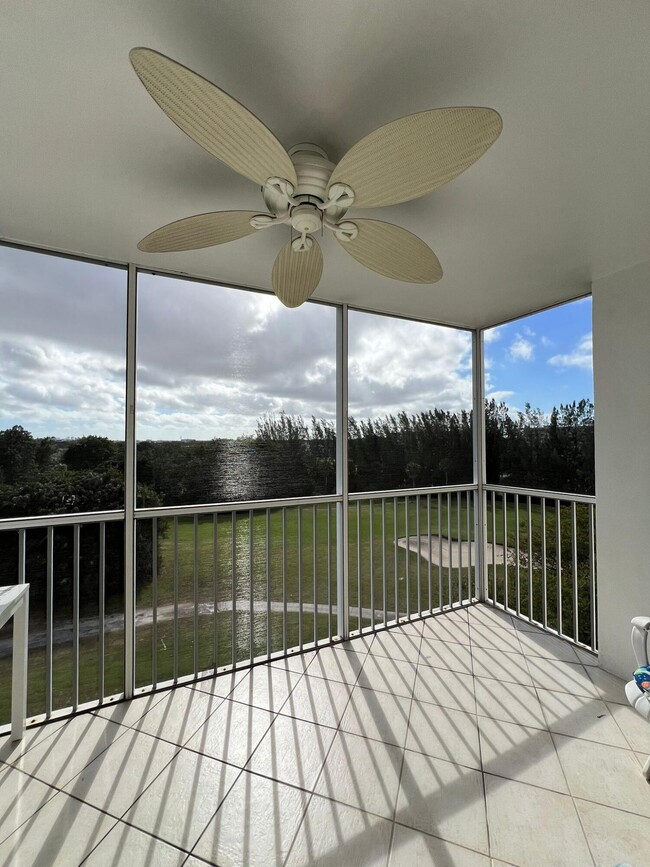 Building Photo - 3150 N Palm Aire Dr