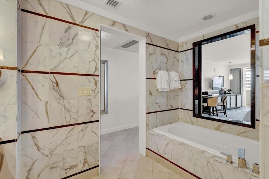 Building Photo - 4391 Collins Ave