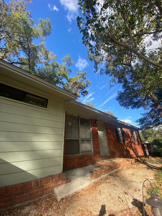 Primary Photo - NEW ON THE MARKET & AVAILABLE NOW 3 BEDROO...