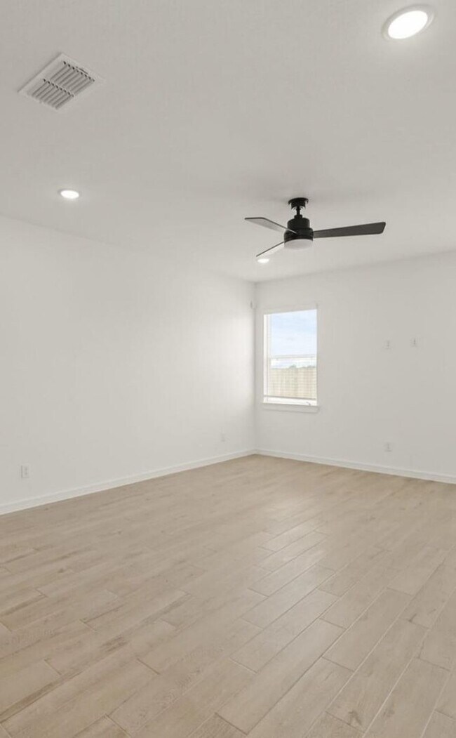 Building Photo - Newly constructed 3BR House beside Angel L...