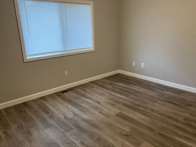 Building Photo - Newly Renovated 2 Bedroom 1.5 Bathroom Tow...