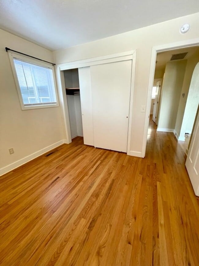 Building Photo - Wonderful Single Level Updated home with A/C!