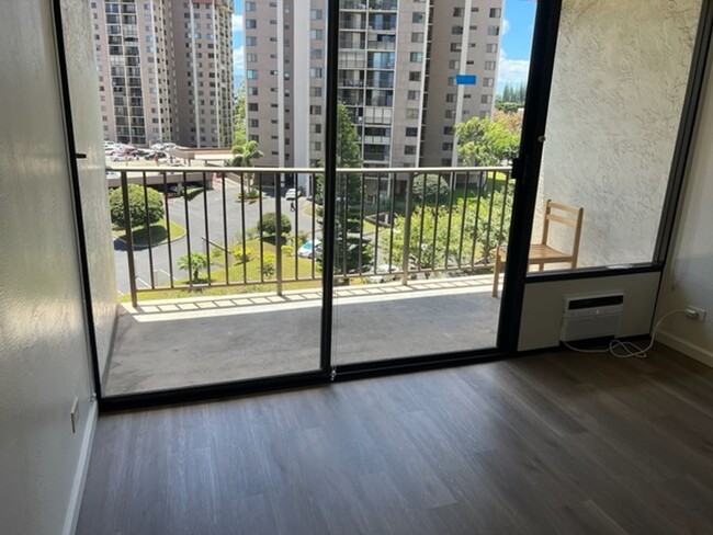 Building Photo - Pearl One - Fully Upgraded,Two Bedroom, On...