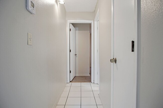 Building Photo - Private 2BR/1BA Duplex with Florida Room