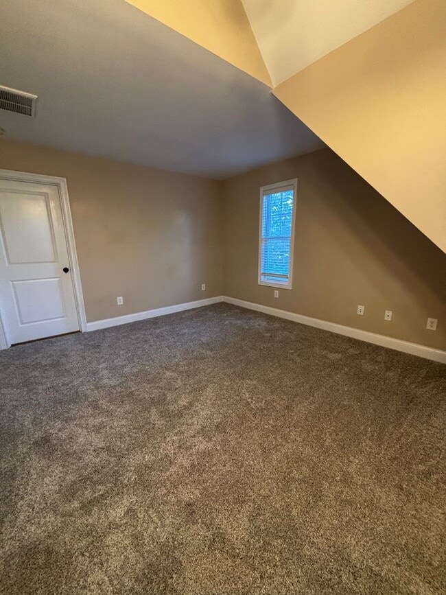 Building Photo - Freshly Renovated Dollhouse in Maryville!!