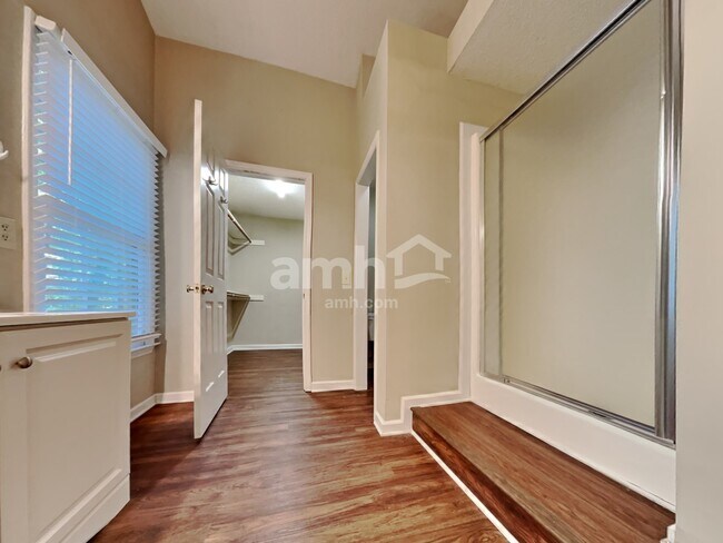 Building Photo - 7401 Kinsmore Ln