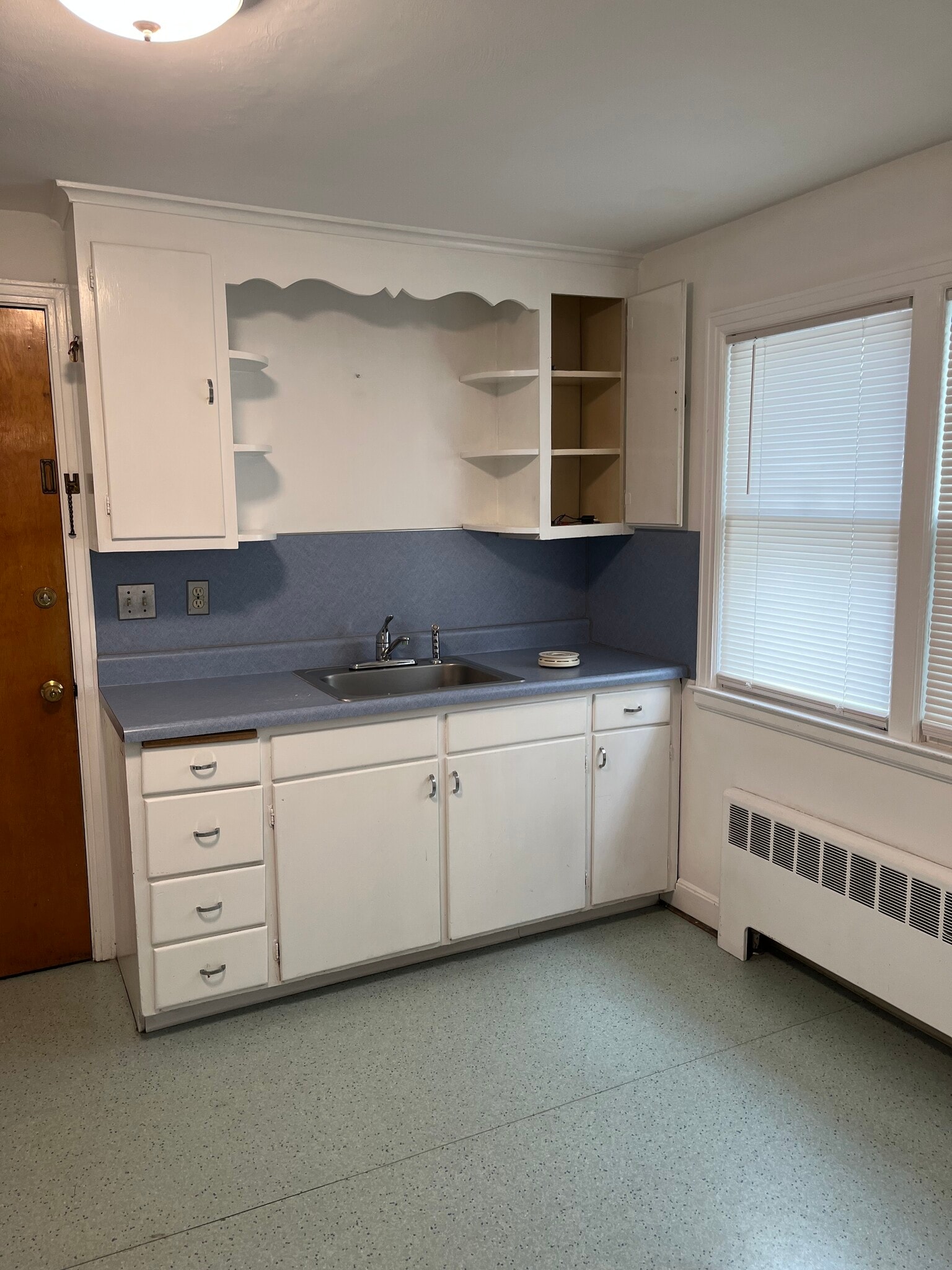 Building Photo - 47 Quaker Ln S