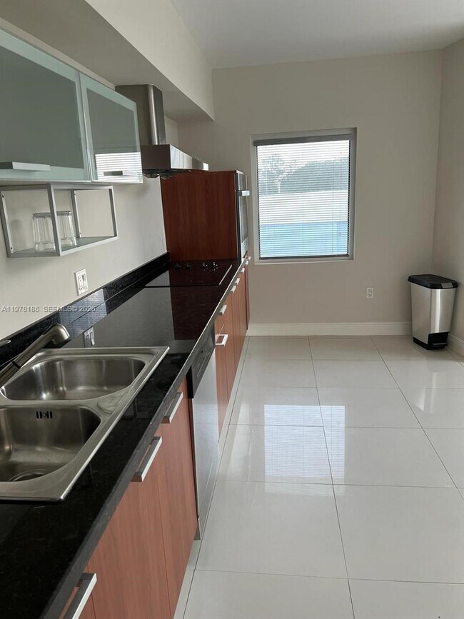 Building Photo - 1650 Brickell Ave