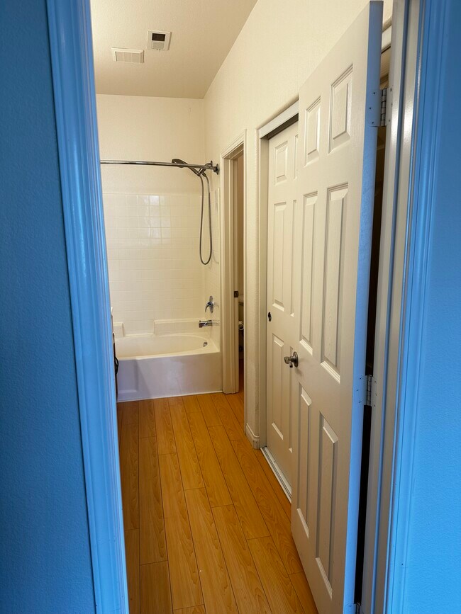 Building Photo - 310 Sunset Way