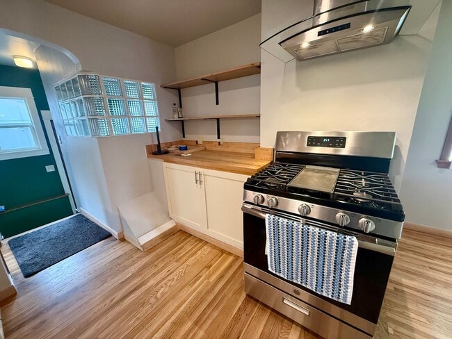 Building Photo - Stunning 3 Bed / 2 Bath Home on 10th Street!