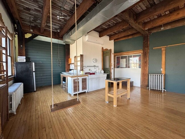 Building Photo - 915 W 16th St