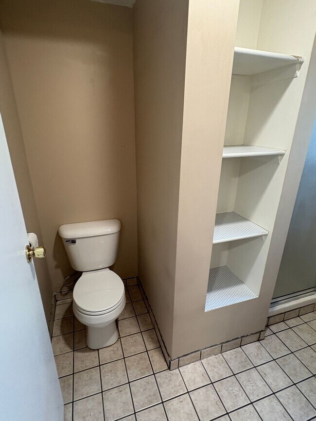 Building Photo - 4 bedroom, 2 bathroom Home off Spring Hill...