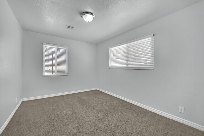 Building Photo - 2221 Santa Clara Dr
