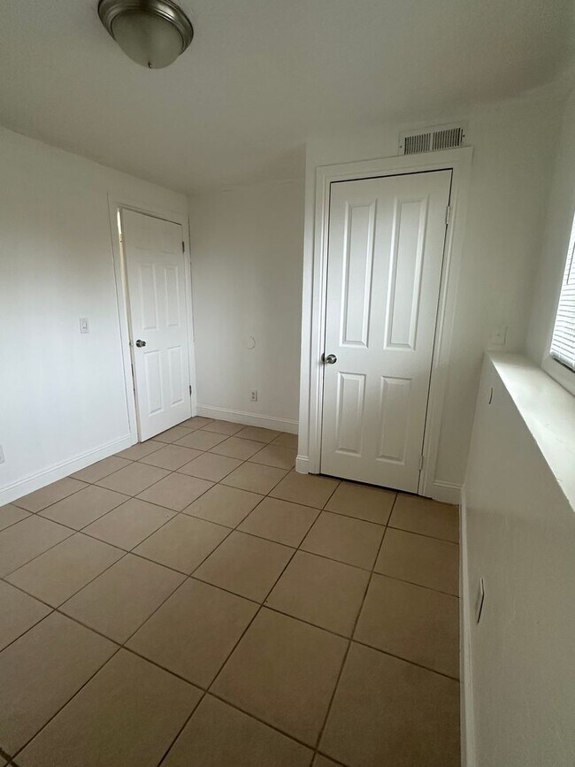 Building Photo - Beautiful 4-Bedroom, 2-Bath Home with Classic Layout and Large Yard